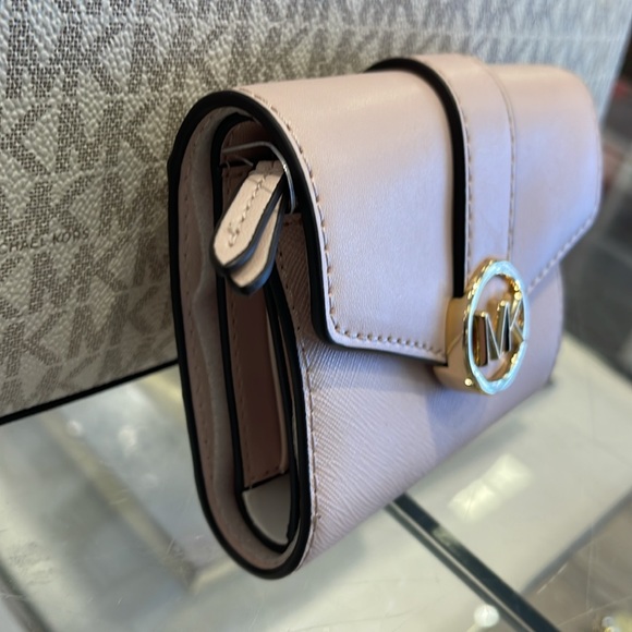 MICHAEL KORS
Carmen Medium Faux Leather Wallet
Powder Blush 
NWT - Picture 4 of 16
